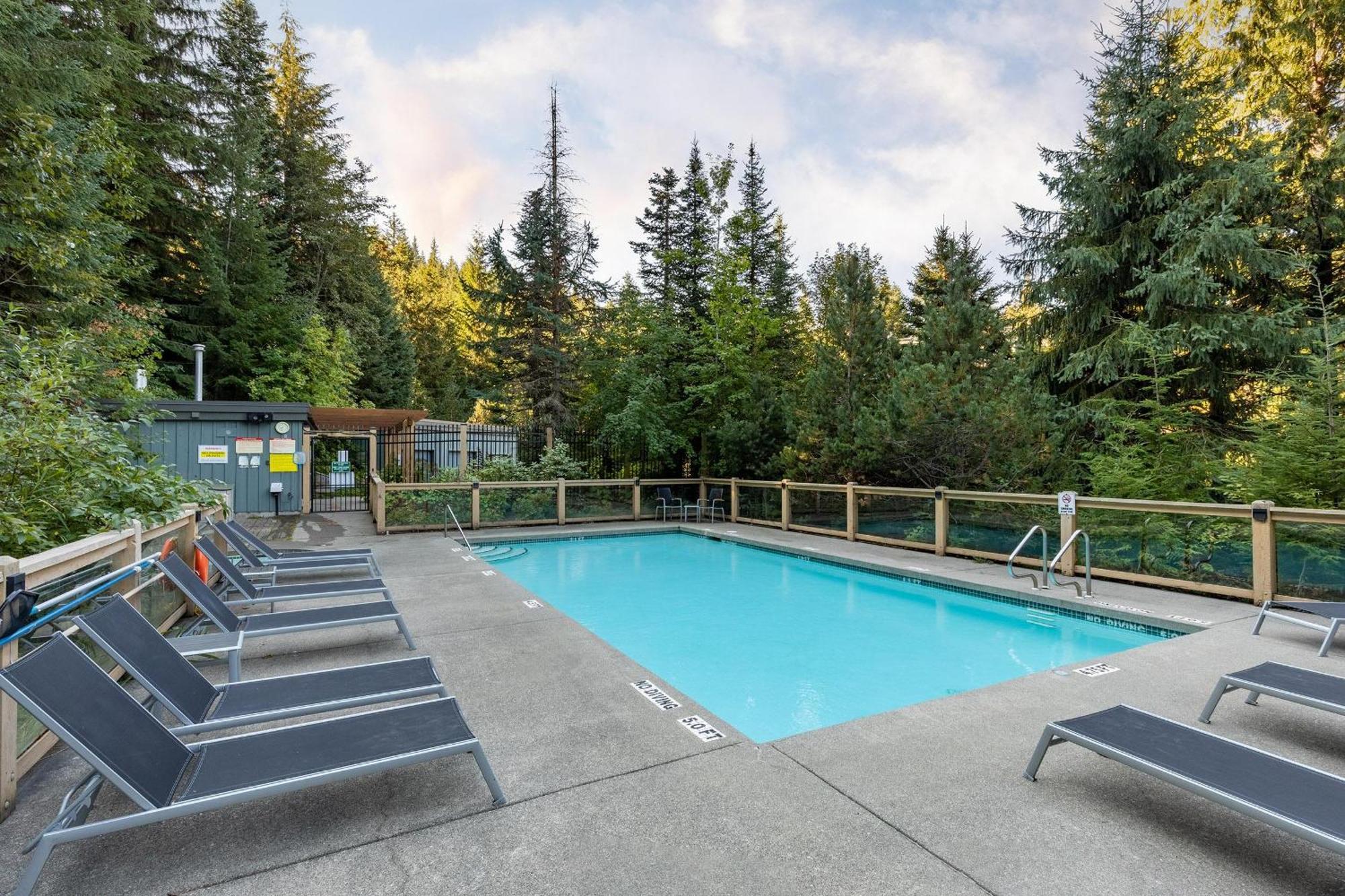 Taluswood 41 | Spacious Cabin-style W/ Access, Private Hot Tub & Media Den *