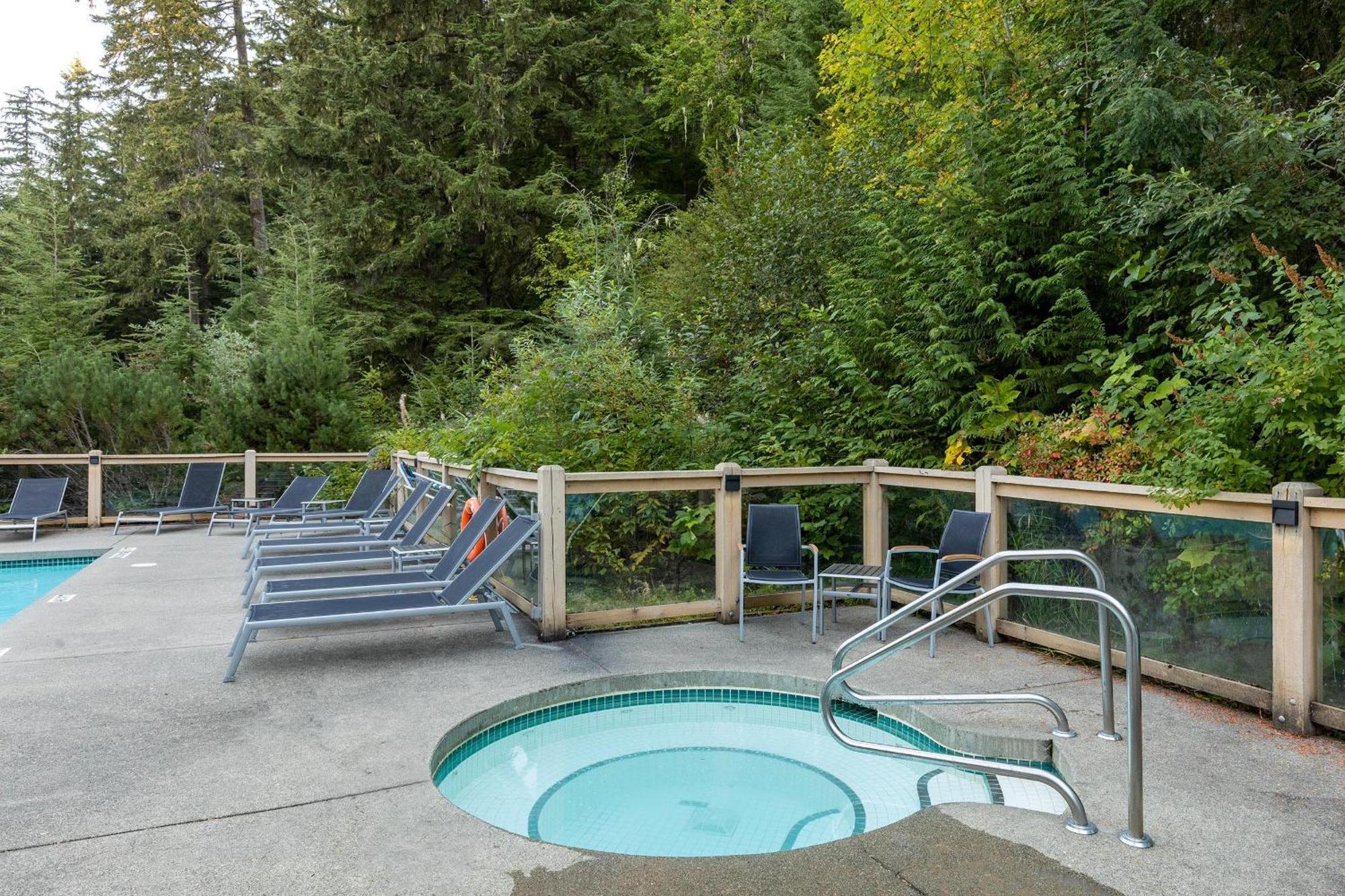 Taluswood 41 | Spacious Cabin-style W/ Access, Private Hot Tub & Media Den Holiday home