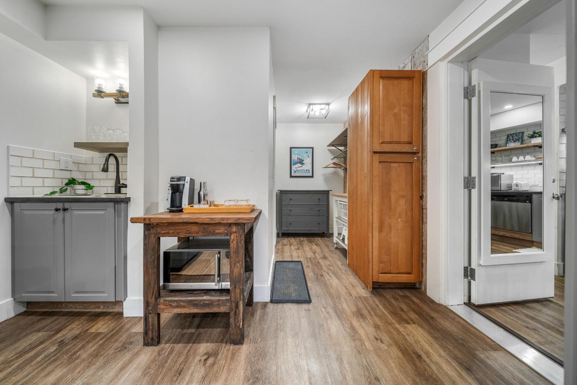 Lakeside Hideaway Apartment Whistler
