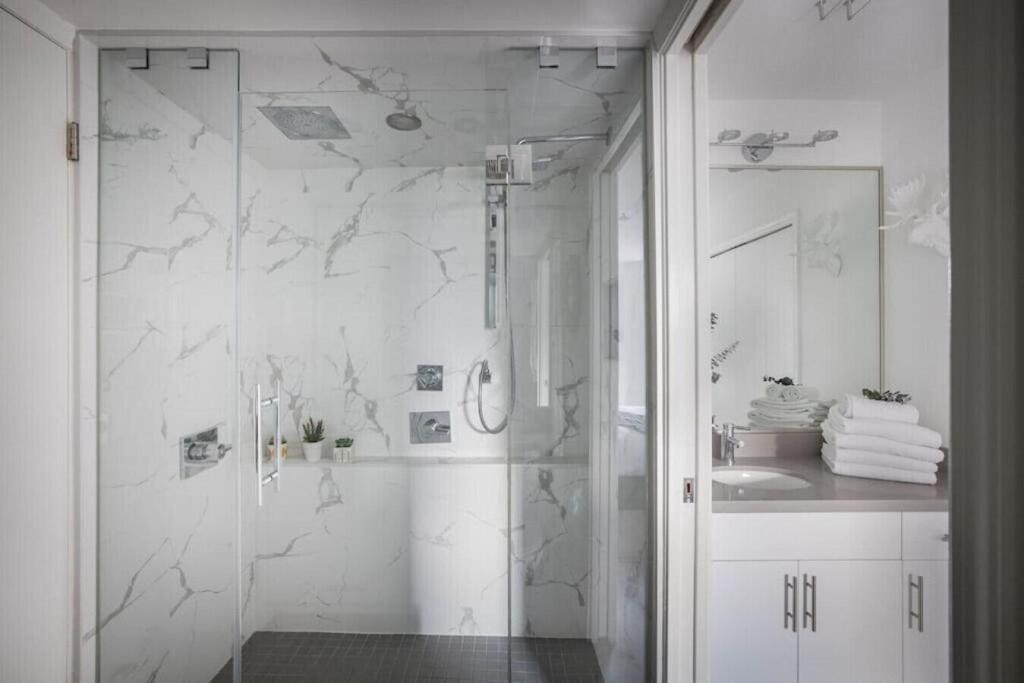 Ski-in-out, Pool, Hot Tub, Sauna Apartment Whistler