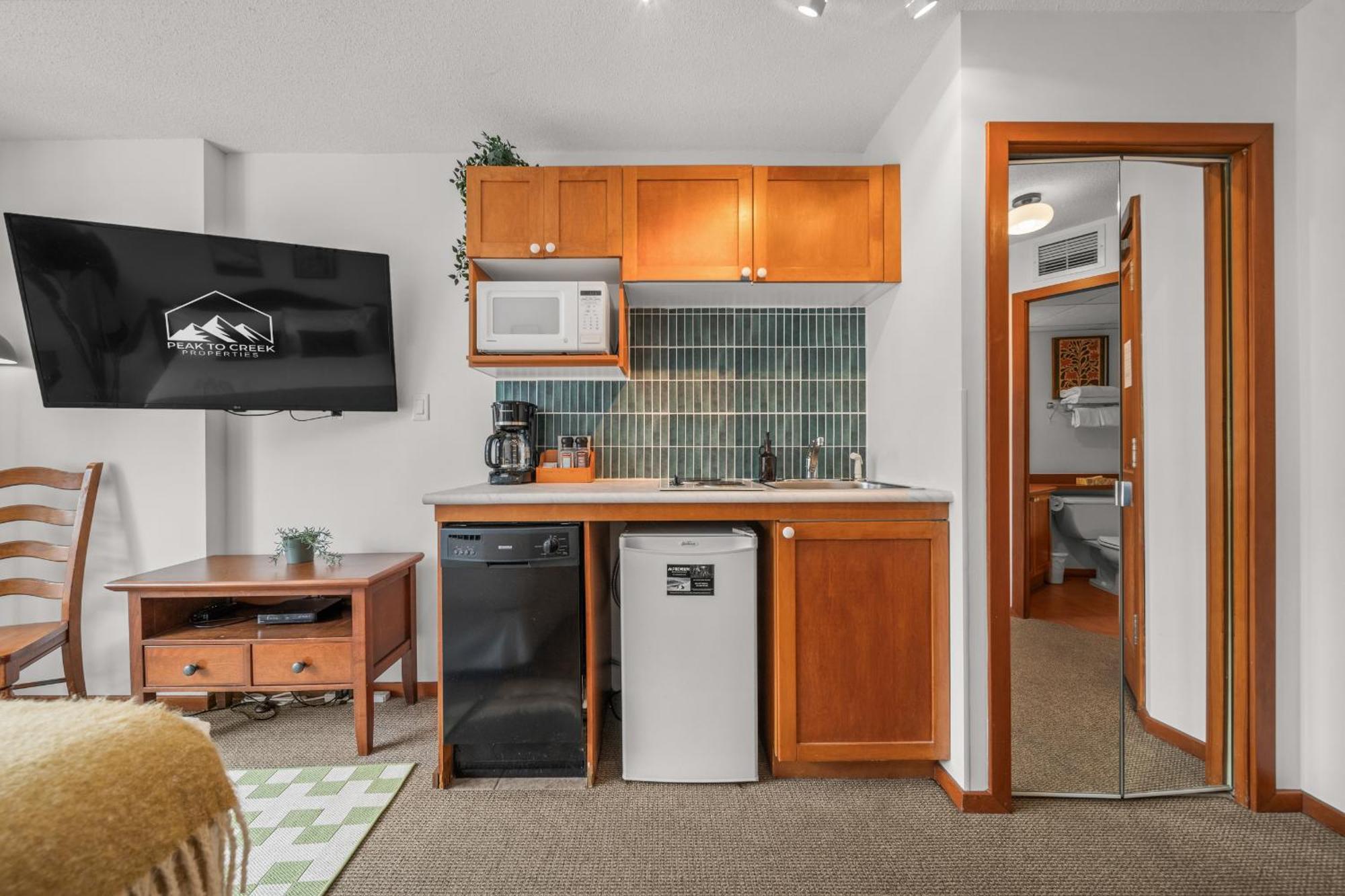 Apartment Mid Century Modern - W Pool & Hot Tub *