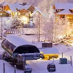 Whistler Luxury Ski In/Out+ Parking+Hottub + Pool