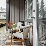 Designer Cozy; Ski In/Out; Hot Tub& Warm Pool.