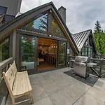 Pinnacle Ridge 36 - Ski In Ski Out, Newly Renovated, Private Hot Tub, Wood Fireplace