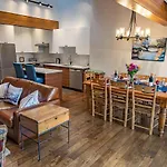 Pinnacle Ridge 36 - Ski In Ski Out, Newly Renovated, Private Hot Tub, Wood Fireplace
