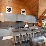 Pinnacle Ridge 34 - Ski In Ski Out, Private Hot Tub, Recently Renovated, Gas Fireplace