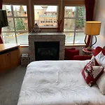 Stunning 2Br W Pool, Hot Tub Walk To Everything!