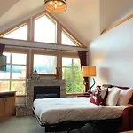 Stunning 2Br W Pool, Hot Tub Walk To Everything!