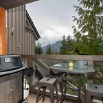 Painted Cliff 35 - Blackcomb Home With Shared Hot Tub, Secure Parking - Whistler Platinum