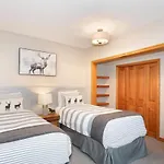 Stoneridge 12 | Modern & Bright Townhome Close To Ski Hill W/ Hot Tub & Parking