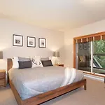 Stoneridge 12 | Modern & Bright Townhome Close To Ski Hill W/ Hot Tub & Parking