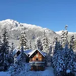 Kadenwood 2972 | Mountainside Ski Chalet With Hot Tub, Views, Pool Table & Outdoor Fireplace