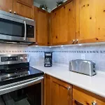 Updated Townhouse In Village. Pool/Hot Tub/Parking