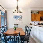Updated Townhouse In Village. Pool/Hot Tub/Parking