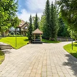 Gleneagle 29 | Family-Friendly Townhouse, 700M To Blackcomb Base, Wood-Burning Fireplace
