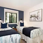 Crystal Ridge 13 | Designer Gem, Walk/Bus To Skiing, Private Hot Tub & Garage, Boot Heaters