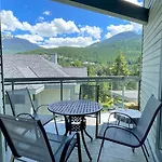 Top Floor Suite With Mountain Views By Harmony Whistler