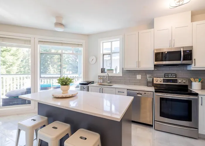 Panoramic Views From This Gorgeous 2 Bed Property - Village Location