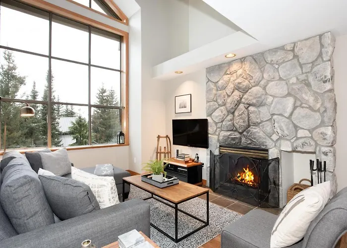 Stoneridge 12 | Modern & Bright Townhome Close To Ski Hill W/ Hot Tub & Parking