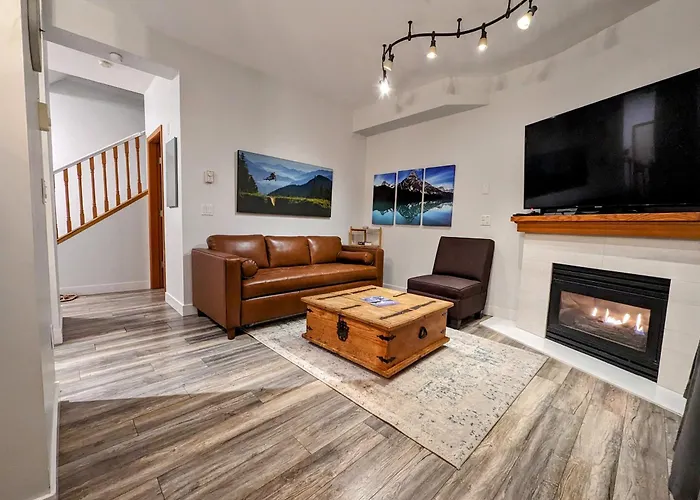 Updated Townhouse In Village. Pool/Hot Tub/Parking