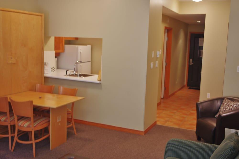 Alpenglow Suite: Village Mountain Retreat *