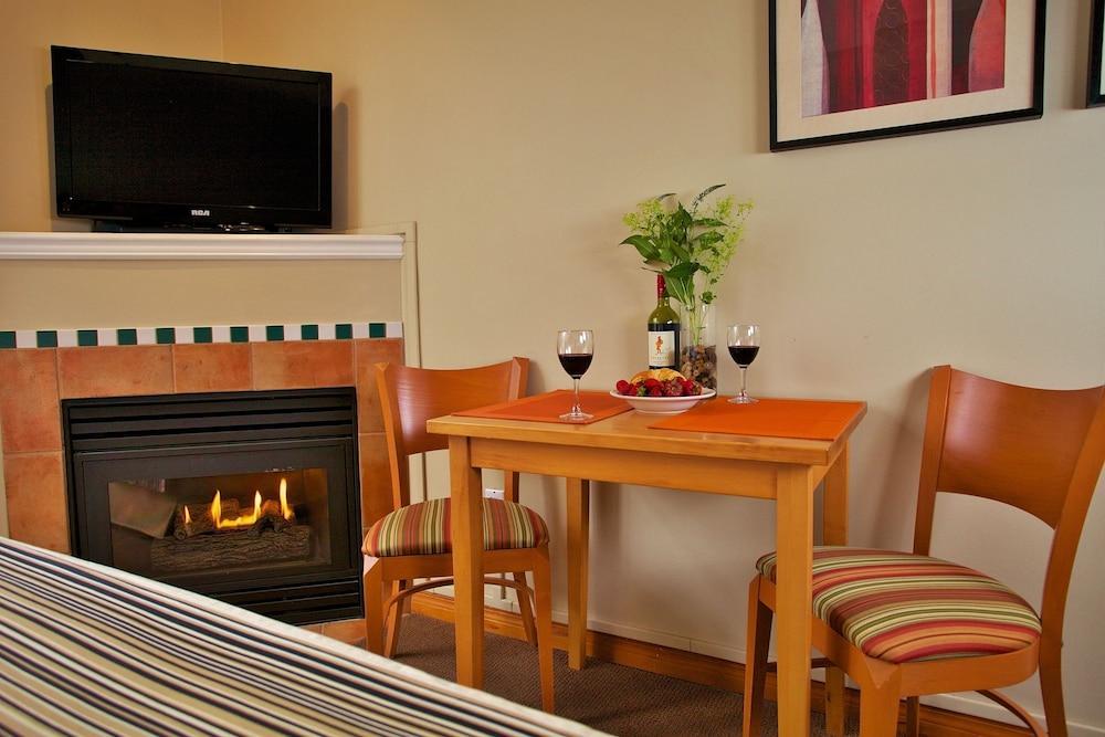 Apartment Alpenglow Suite: Village Mountain Retreat