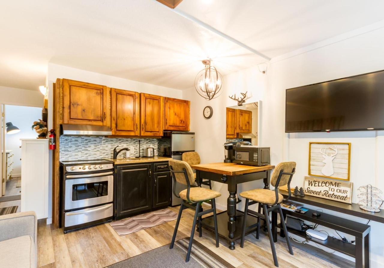 Cute And Cozy, Walk To Gondola In Out Holiday home Whistler