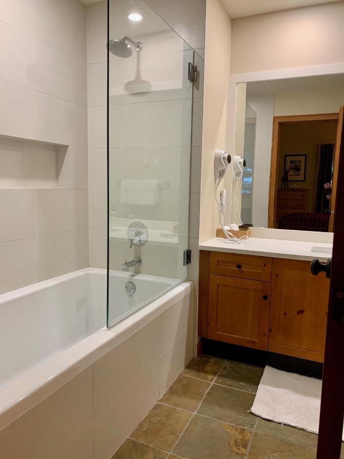 Holiday home Spacious Rustic Retreat At The Woods Whistler