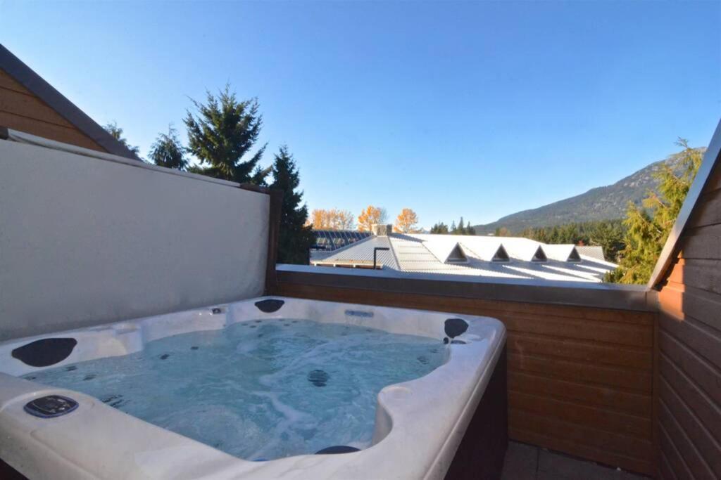 Hearthstone Loft, Village Centre, Private Hot Tub, Sleeps 6 * Whistler