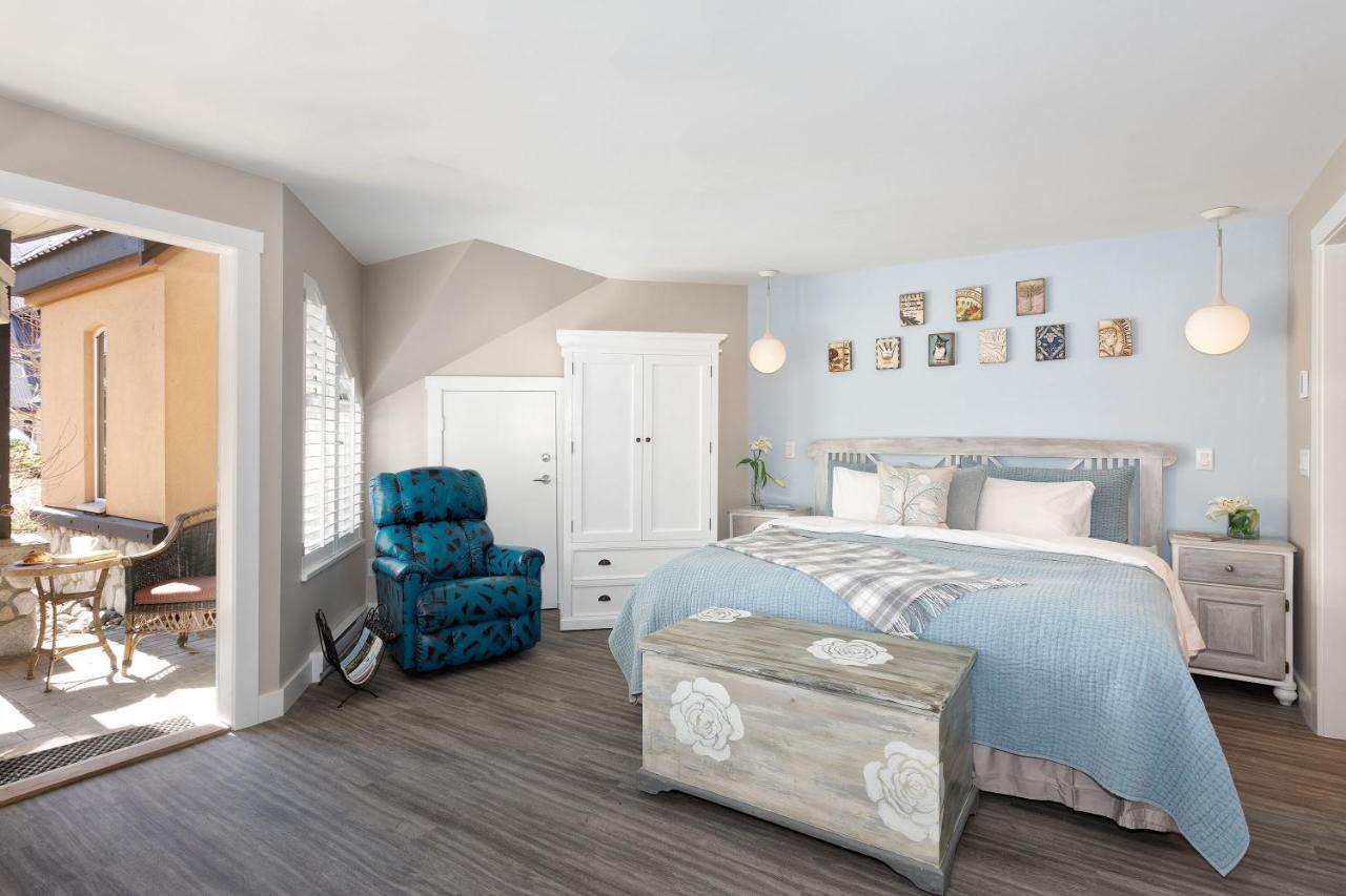 Renovated & Spacious 1bed/2bath Village *