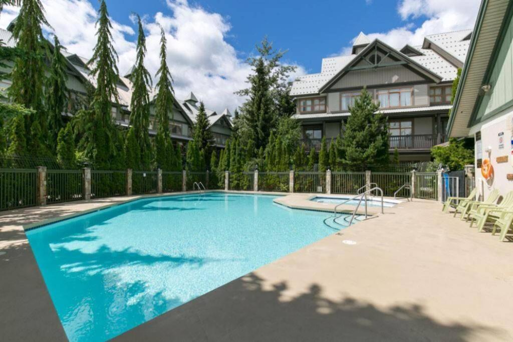Apartment Updated Townhouse In Village. Pool/hot Tub/parking *
