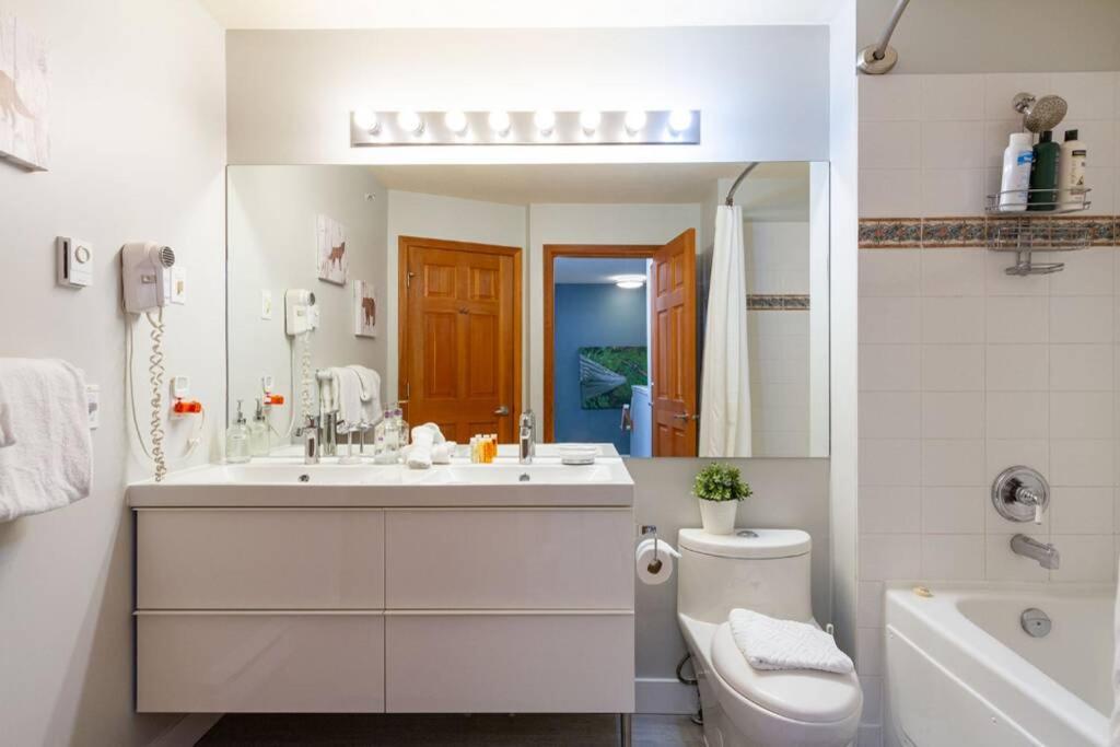 Apartment Updated Townhouse In Village. Pool/hot Tub/parking Whistler