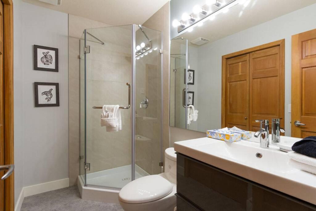 Updated Townhouse In Village. Pool/hot Tub/parking Whistler