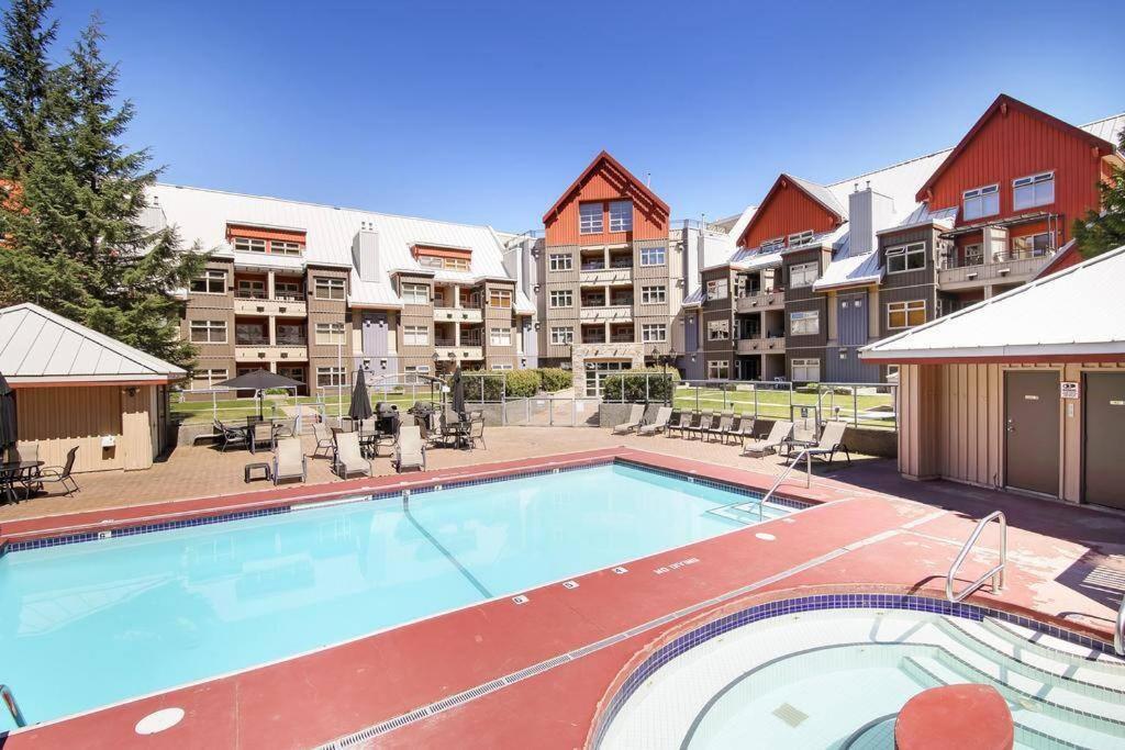 Luxury In/out+ Parking+hottub + Pool * Whistler