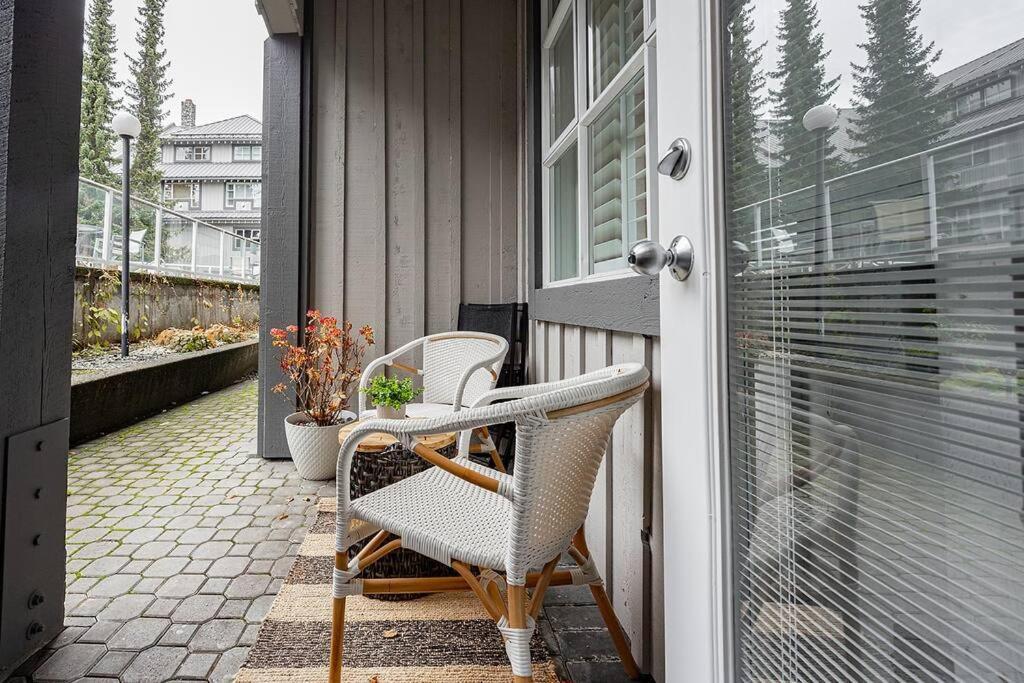Designer Cozy; In/out; Hot Tub& Warm Pool. *