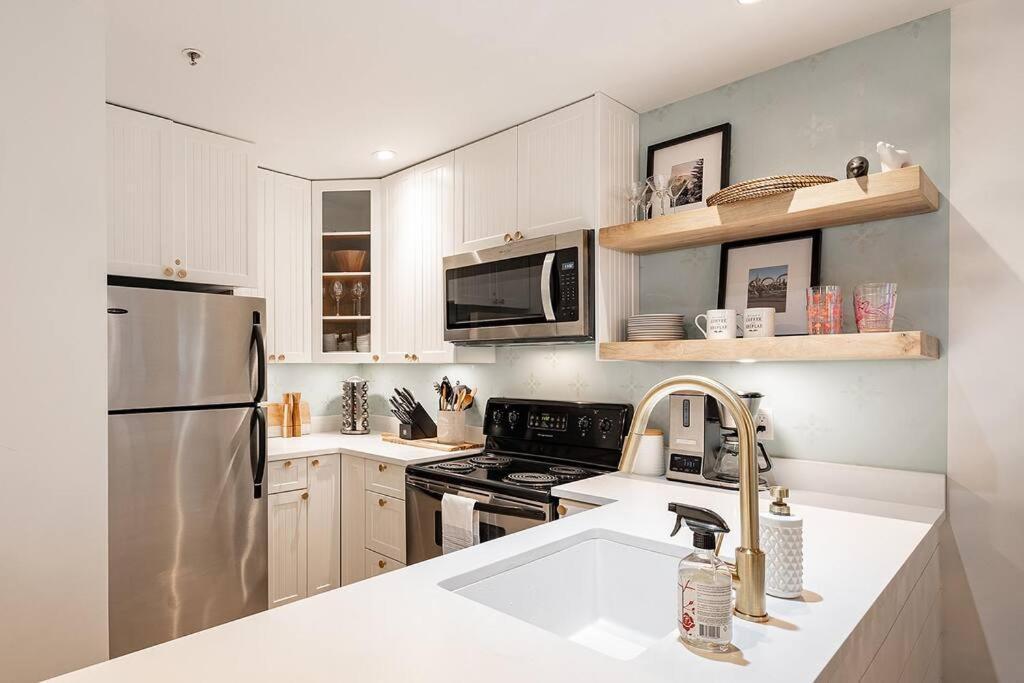 Designer Cozy; In/out; Hot Tub& Warm Pool. Apartment Whistler