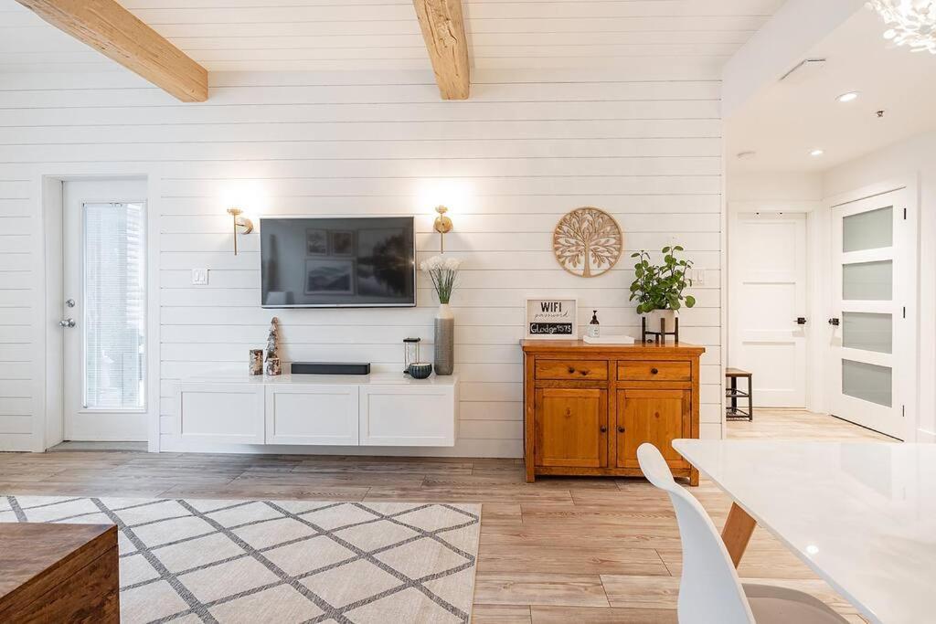 Apartment Designer Cozy; In/out; Hot Tub& Warm Pool.