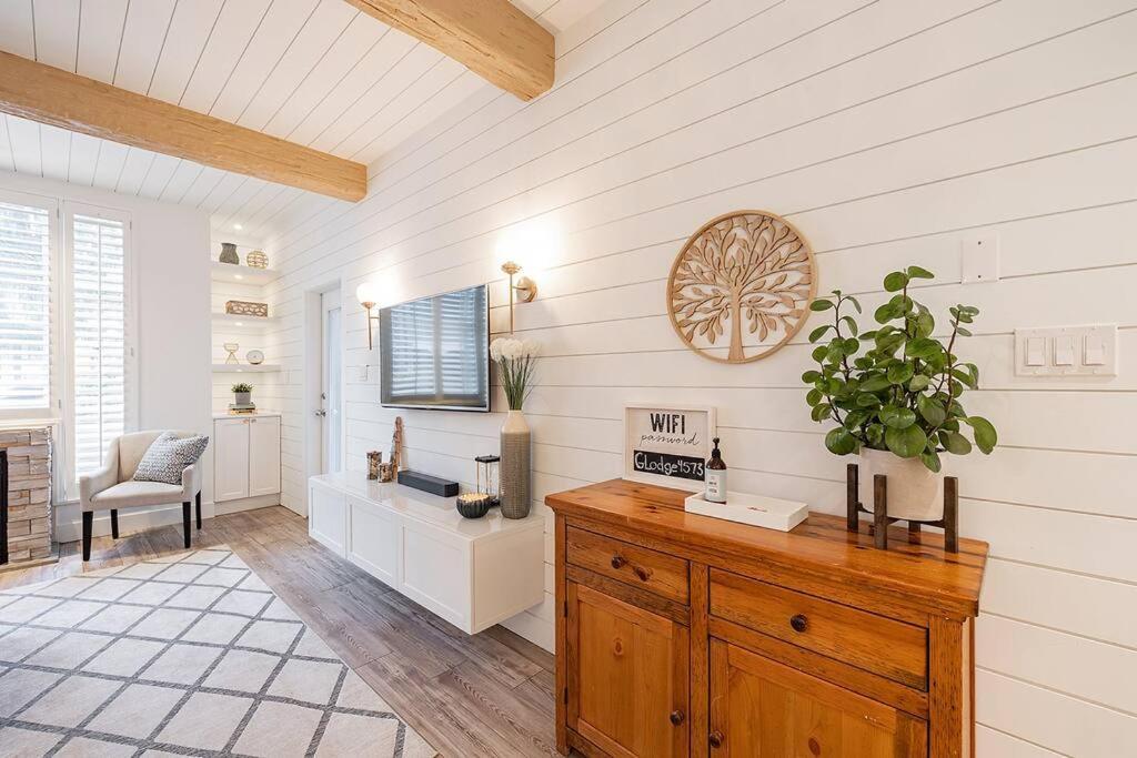 Apartment Designer Cozy; In/out; Hot Tub& Warm Pool.