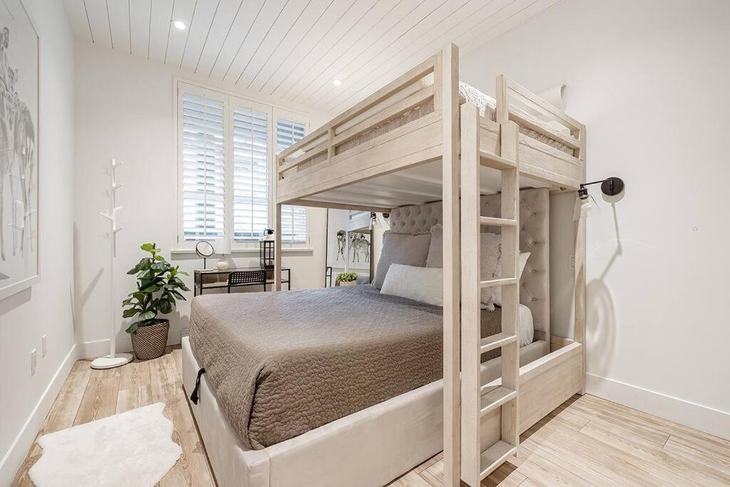 Apartment Designer Cozy; In/out; Hot Tub& Warm Pool. Whistler