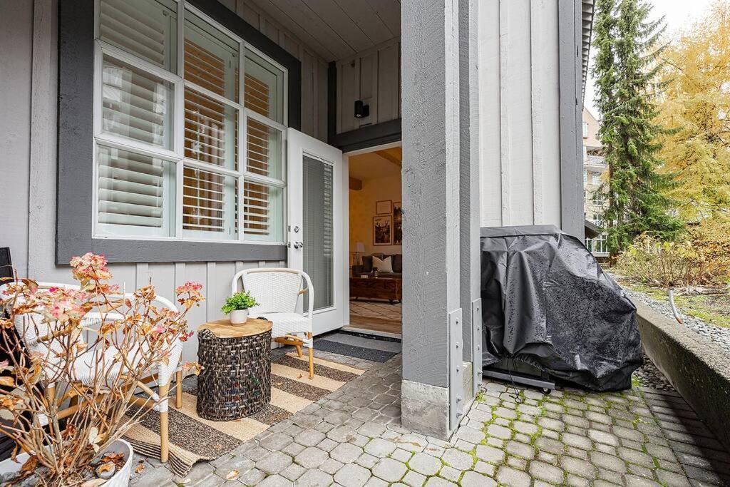 Apartment Designer Cozy; In/out; Hot Tub& Warm Pool. Whistler