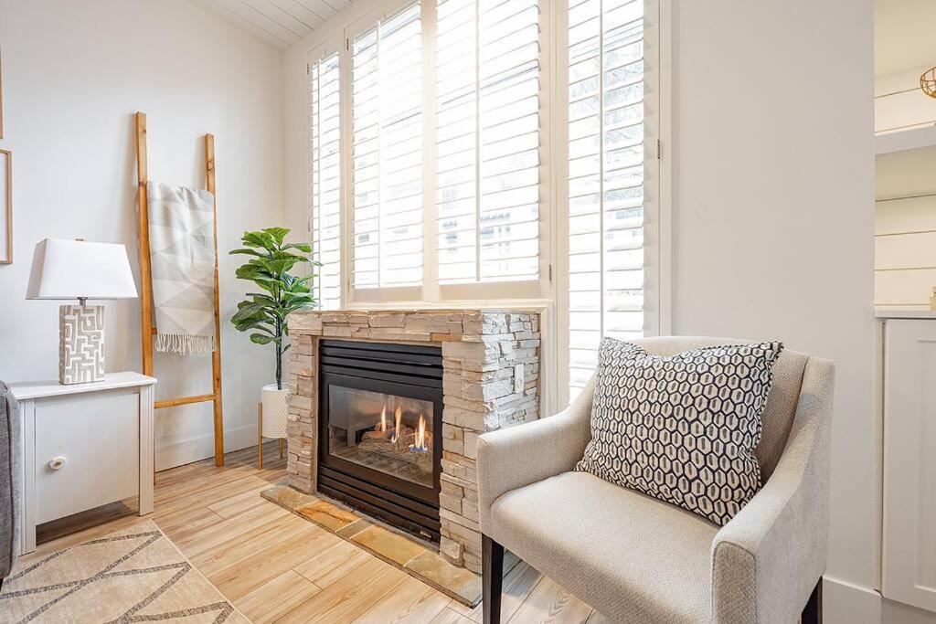 Designer Cozy; In/out; Hot Tub& Warm Pool. Apartment