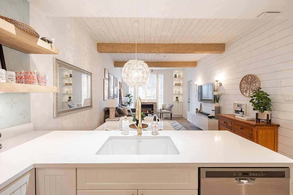Designer Cozy; In/out; Hot Tub& Warm Pool. Whistler