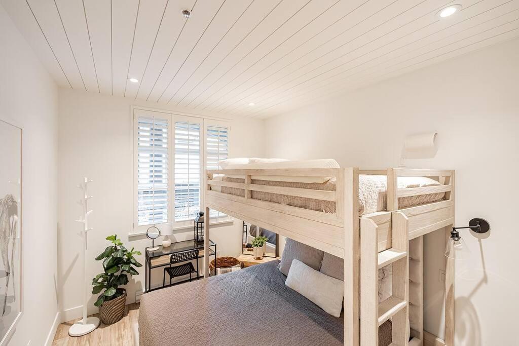 Designer Cozy; In/out; Hot Tub& Warm Pool. Apartment