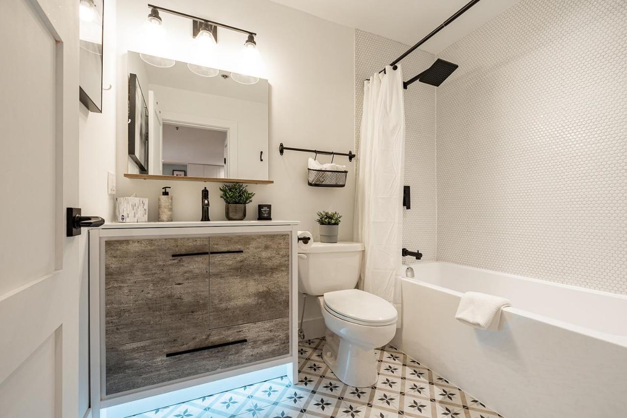 Designer Cozy; In/out; Hot Tub& Warm Pool. Apartment Whistler