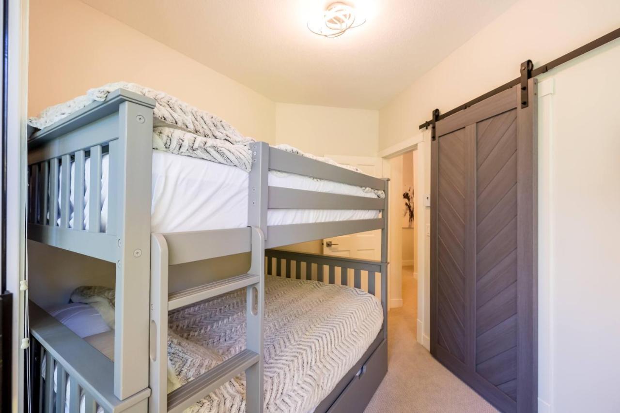 Panoramic Views From Gorgeous 2 Bed - Village Location Holiday home Whistler