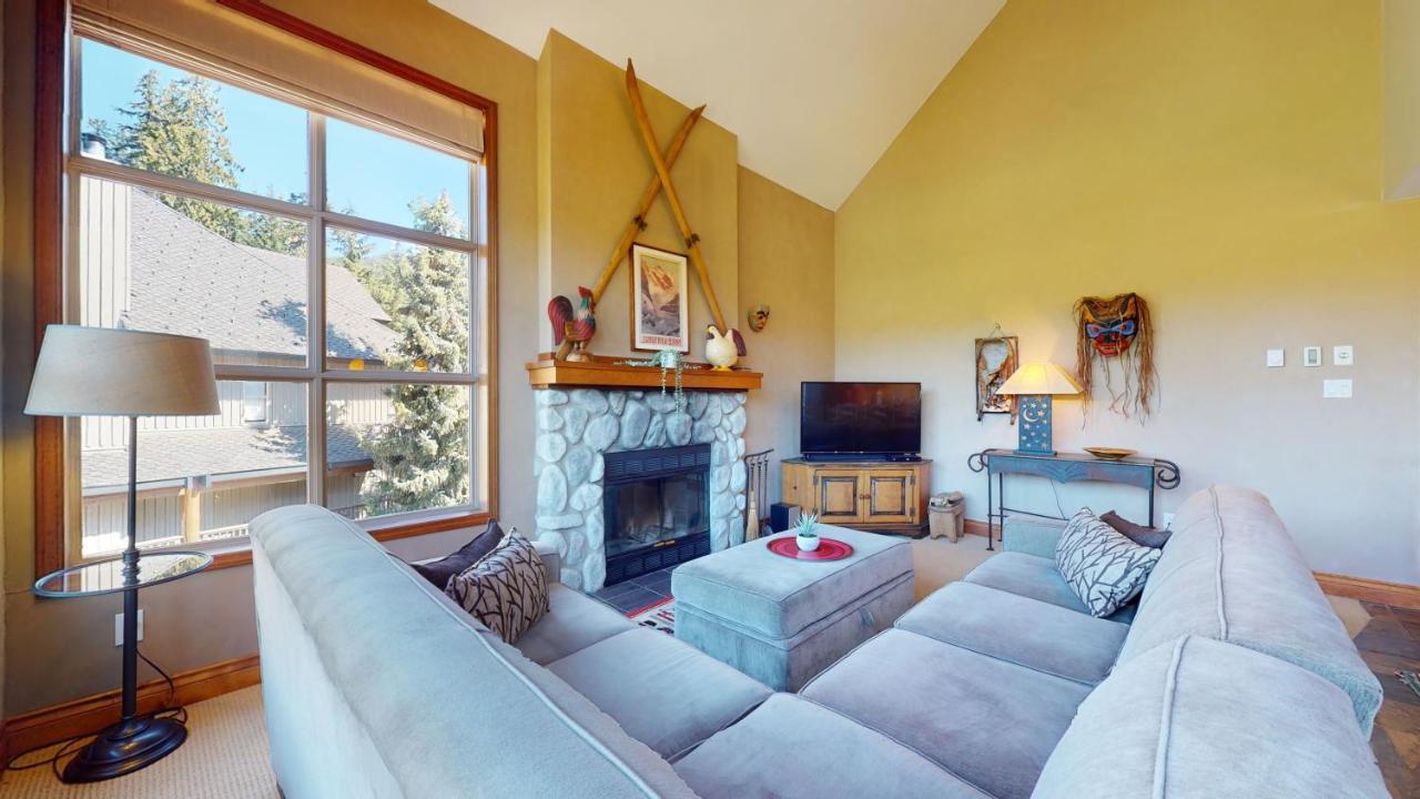 Golf Course & Mountain Views By Harmony Holiday home Whistler