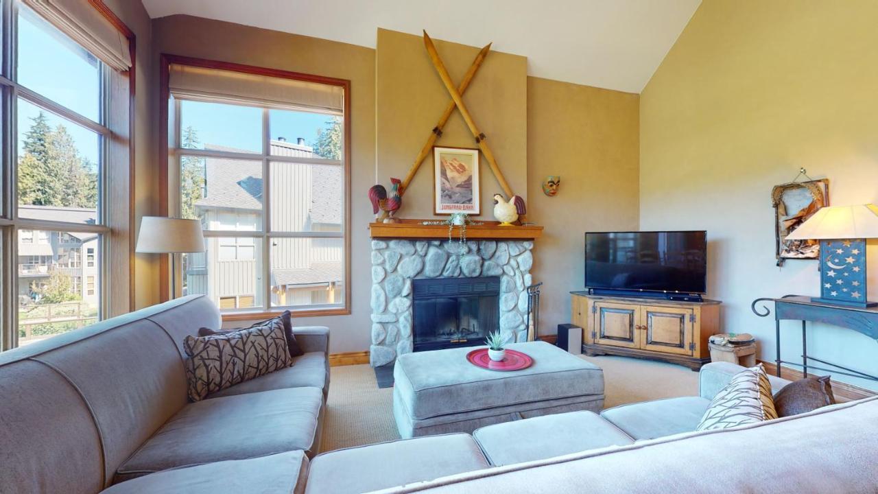 Golf Course & Mountain Views By Harmony Holiday home Whistler