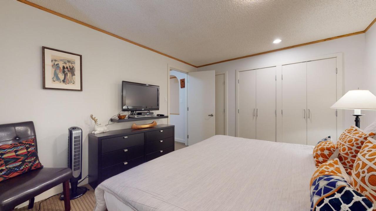Stylish In A Prime Location By Harmony Holiday home Whistler