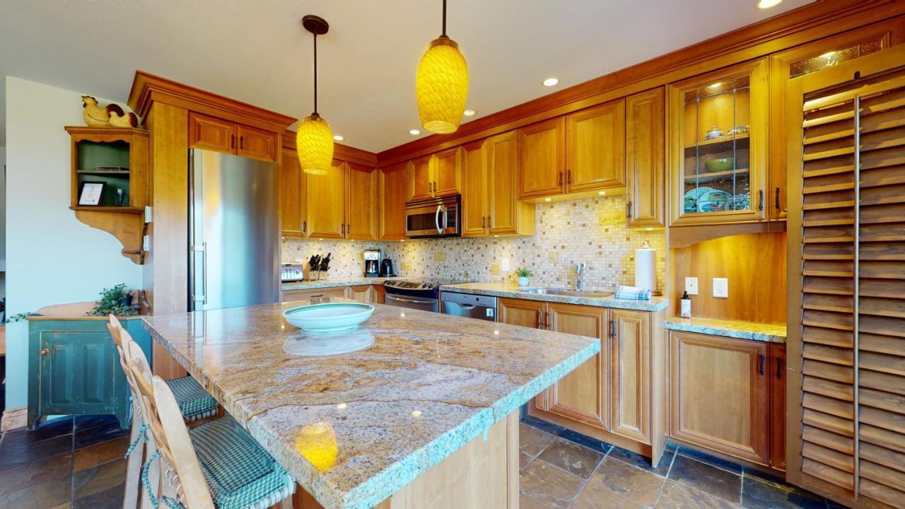 Golf Course & Mountain Views By Harmony Holiday home Whistler