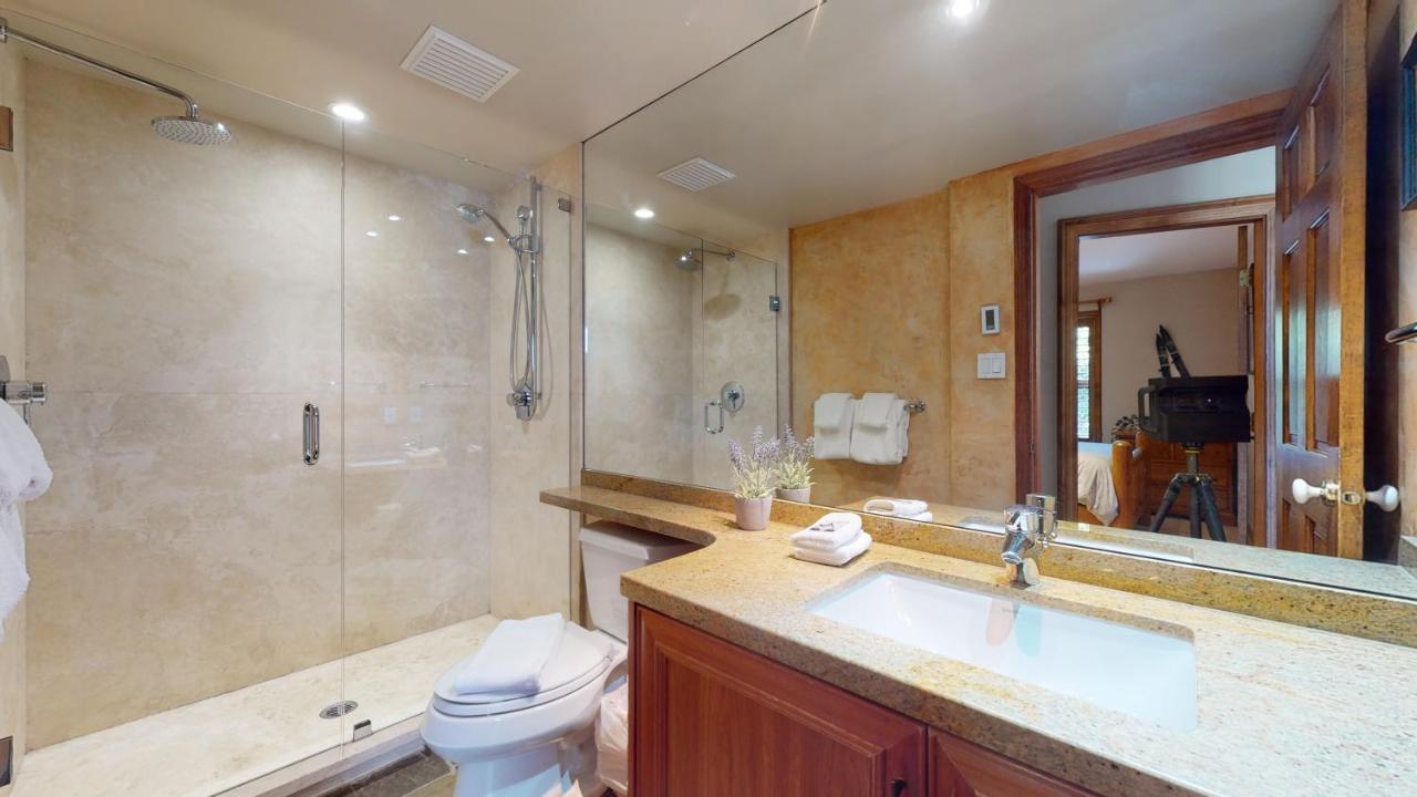 Golf Course & Mountain Views By Harmony Holiday home Whistler